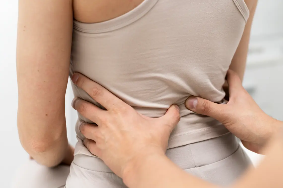 Realistyczna ilustracja anatomiczna miednicy jako centrum sterowania ciałem, pokazująca połączenie miednicy z kręgosłupem, nogami i układem nerwowym